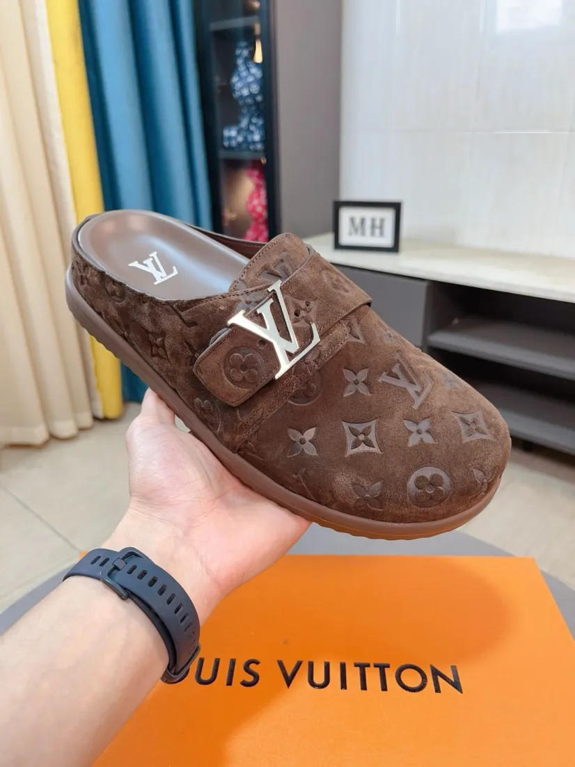 Men's Men's Shoes 💰400🌸🌸🌸🌸LV Easy 2025 new men's casual sandals and slippers, made of suede cow leather, with Monogram pattern to highlight the trendy style. Adjustable straps illuminated with LV letters, while a resilient insole and micro outsole provide lightweight comfort. Made of suede cow leather with embossed Monogram pattern and brand element metal hardware✅Adjustable straps➕Tough insole‼ ️Micro outsole. Comfortable and easy to wear‼ ️ size：38-45